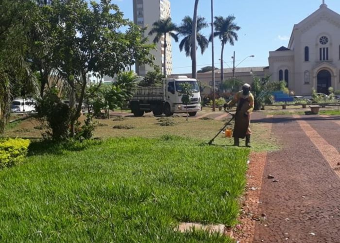 Prefeitura mantém serviço de manutenção em praças e áreas públicas