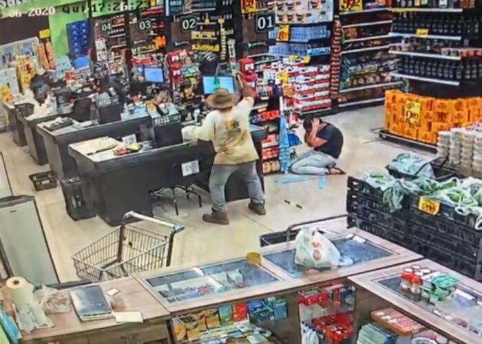 Assaltantes de supermercado são surpreendidos durante ação por um idoso que vai ataca bandidos com porrete de ferro