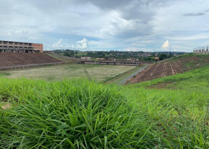 Leandra Guedes visita estádio municipal, anuncia retomada e garante entrega das obras