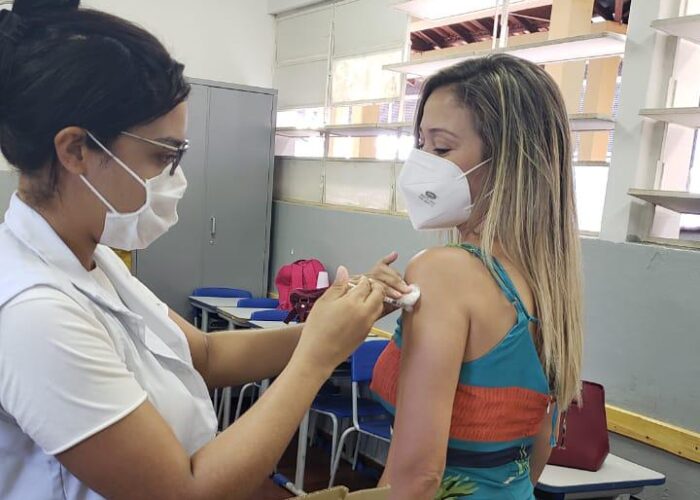 Aplicação da segunda dose da vacina contra a Covid-19 é iniciada em Ituiutaba