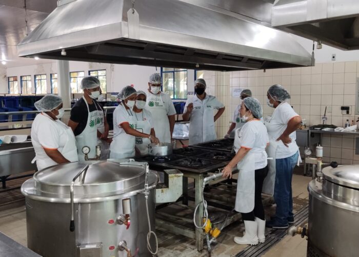 Equipe da Cozinha Central recebe curso sobre preparo de alimentos para a volta às aulas
