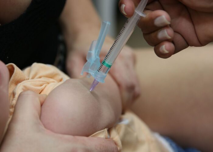 Fake news sobre vacinas disseminam temor entre famílias, diz pesquisa