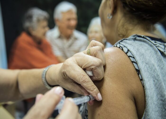 Mais de 43 milhões de pessoas já se vacinaram contra gripe no Brasil