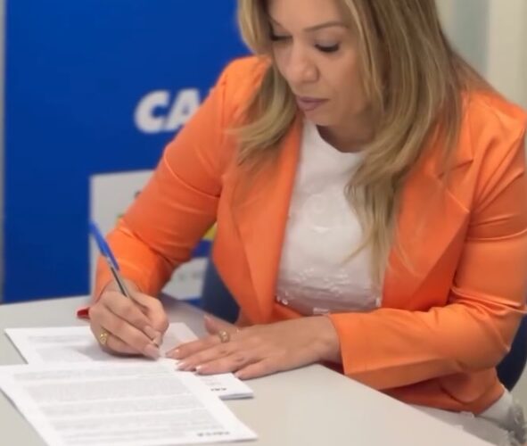 Prefeita Leandra Guedes assina contrato para construção de 500 casas populares