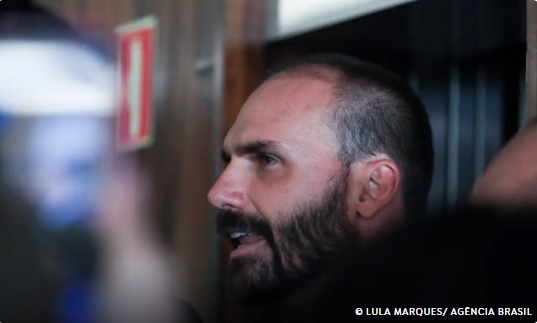 Moraes determina bloqueio de bens e contas de Eduardo Bolsonaro