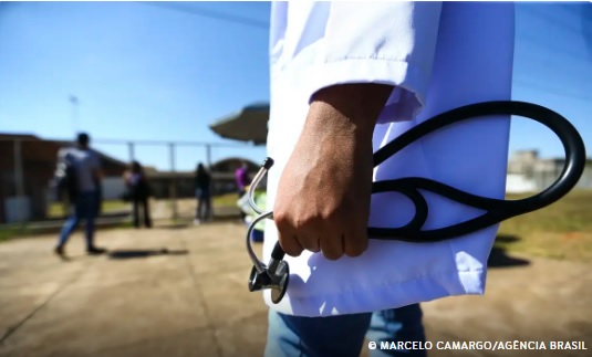 Curso de medicina com nota baixa pode ter corte de vaga ou extinção